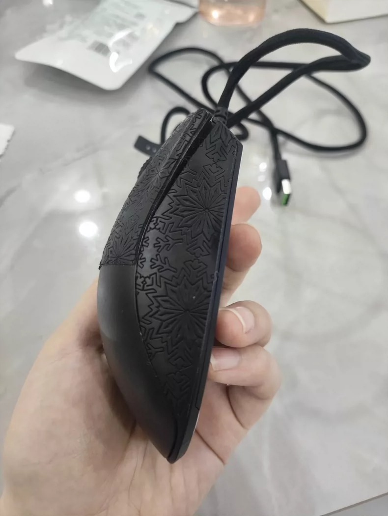 Razer雷蛇 炼狱蝰蛇v2mini 没有拆修没有打油，贴着防滑贴使用的